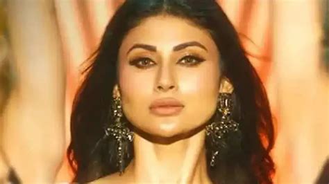 Mouni Roy is at her sizzling best in Tra La La song from Sultan Of ...