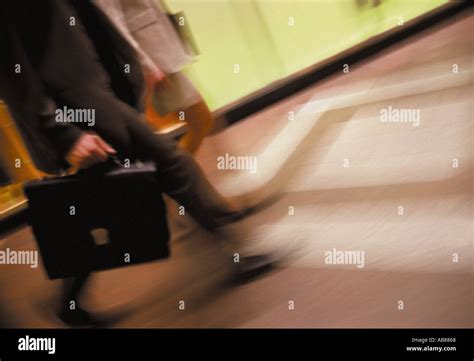 Free Business People Walking 的图像结果