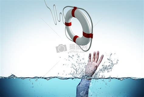 丢救生圈救水里挣扎人图片素材-正版创意图片500558147-摄图网