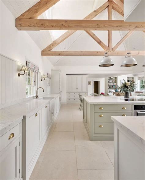 20 Stunning Vaulted Ceiling Kitchens You'll Love