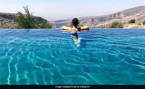 हिट हुई 'बरेली की बर्फी' तो Swimming pool में कुछ ऐसे रिलैक्‍स कर रही ...