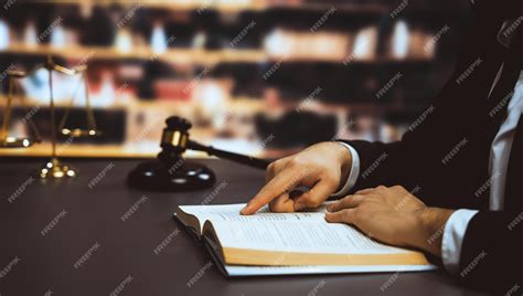 Primer abogado leyendo y estudiando un libro legal en la biblioteca ...