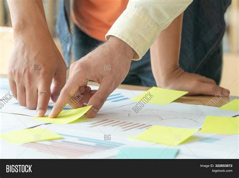 Business People Standing 的图像结果