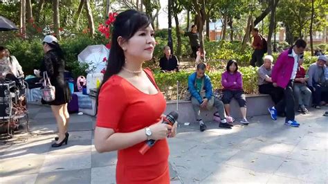 街头艺人小红演唱《刘三姐》歌声好听_新浪新闻