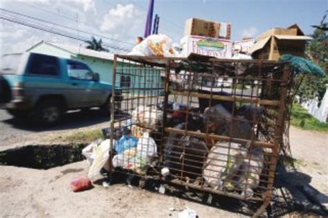 Broken truck leads to garbage pile-up in Arraiján | La Prensa Panamá