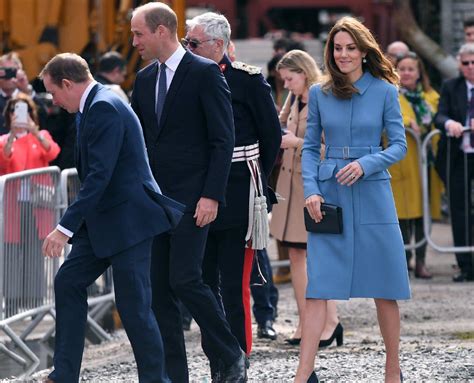 凯特王妃穿蓝色长裙，尽显纯净之美，王妃的新标杆