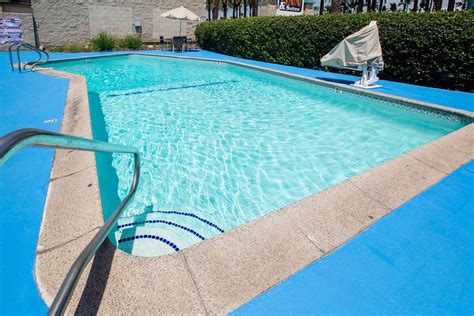 Anaheim Discovery Inn & Suites at the Park Pool: Pictures & Reviews ...