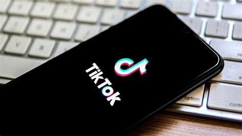 TikTok down in 'global outage' as users complain of app problems and no internet connection ...