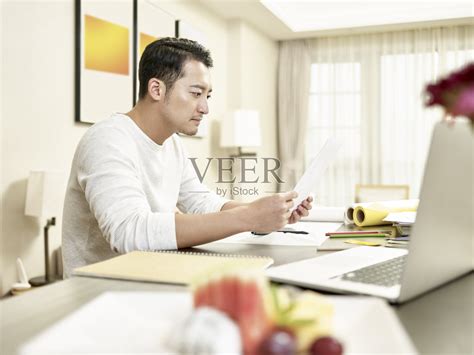 年轻的亚洲自由职业者在家工作照片摄影图片_ID:377901926-Veer图库