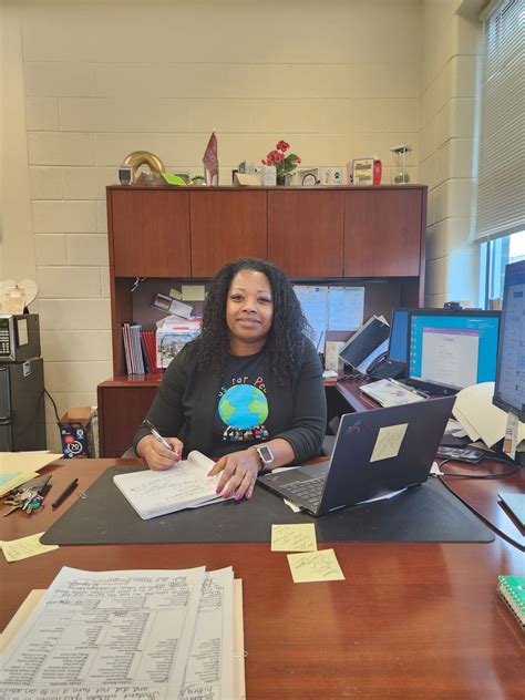 DR. KYERRA OGELSBY PRINCIPAL AT NEWELL ELEMENTARY SCHOOL DOES IT AGAIN ...