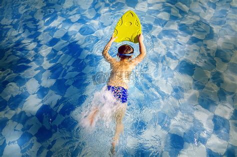 用浮板游泳的孩子高清图片下载-正版图片500575490-摄图网