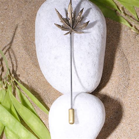 Majestic Maple lapel pin – Ganpatis