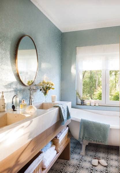 Papel pintado en el baño: 40 ejemplos para inspirarte