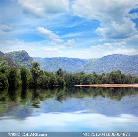 蓝天白云下的湖水摄影图片_大图网图片素材