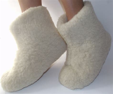 WOMENS SHEEPSKIN BOOTS/SLIPPERS 100% PURE SHEEP WOOL 100% SHEEP'S Wool ...