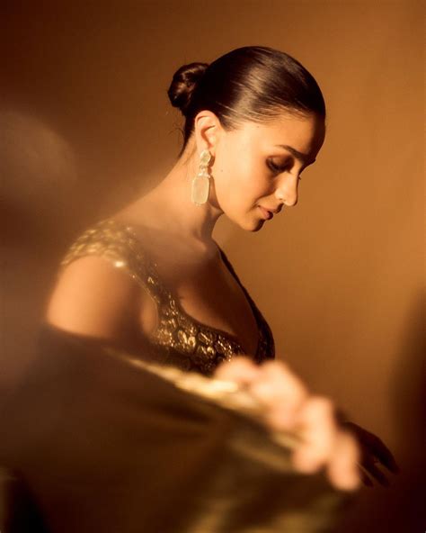 Alia Bhatt pairs her olive green Manish Malhotra sari with a scalloped ...