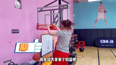 近距离拍摄真够结实的！女篮李梦分享打篮球前的热身动作-直播吧