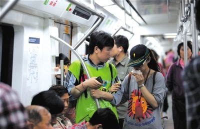 又加了一部扶梯！北京站地铁站增第二部扶梯，乘客不用再爬楼了_京报网