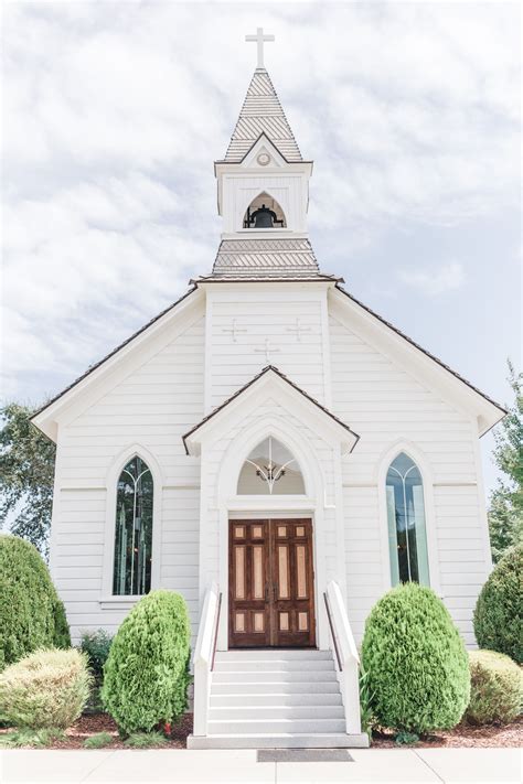 a little white wedding chapel photos