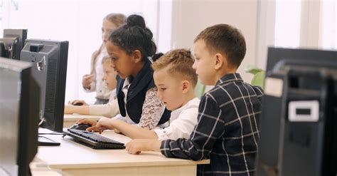Children Using Computer Free 的图像结果