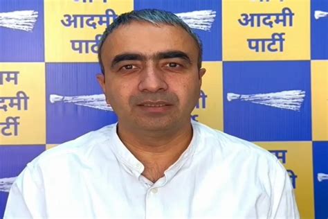 'पुलिस अधिकारी गैंगस्टर लॉरेंस बिश्नोई को साहब बता..' आप नेता Anurag ...