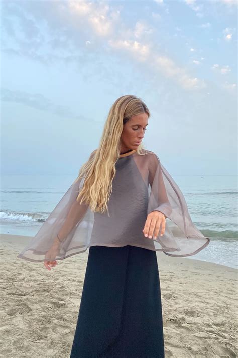 11 capas y chales de gasa para looks de invitada por menos de 100 euros