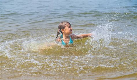 一个孩子淹死在海上的水里高清图片下载-正版图片506360468-摄图网