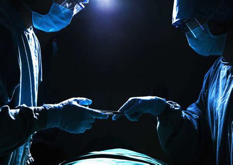 手术前正在洗手男外科医生图片-男外科医生在手术前洗手素材-高清图片-摄影照片-寻图免费打包下载