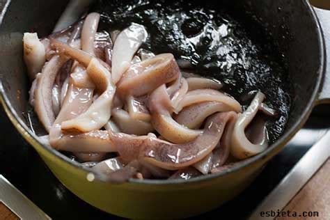Calamares en su tinta. Receta fácil y rica. Paso a paso