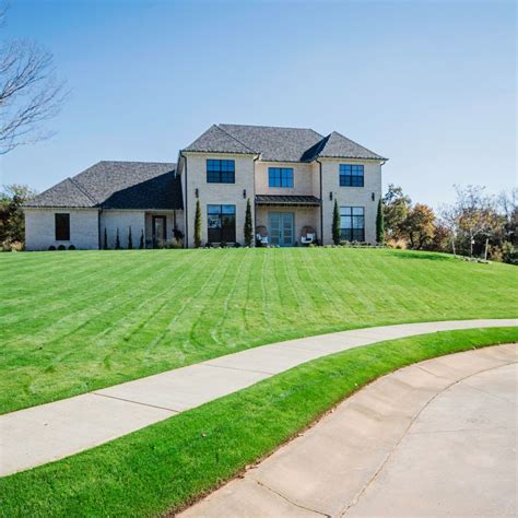 Lawn Fertilization & Lawn Care Services Guthrie | Weed Free Lawns