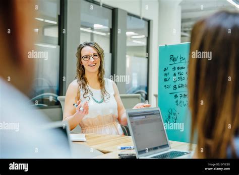 Business People Talking 的图像结果