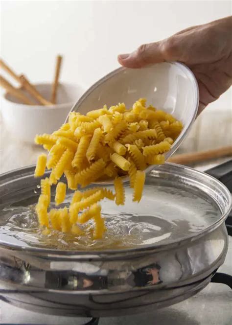 Espirales con aceitunas, bonito y alcaparras