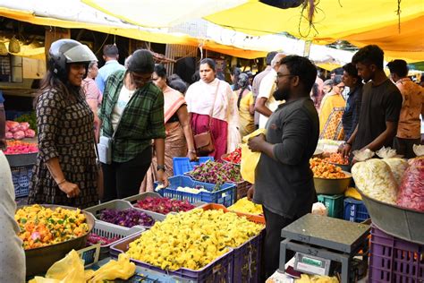 நெருங்கும் ஓணம் பண்டிகை: கோவையில் பூக்கள் விற்பனை தீவிரம் | on behalf ...