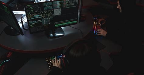 2 People Using a Computer 的图像结果