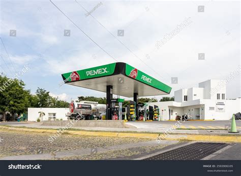 Pemex Gas Station Guadalajara Pemex Gas Stock Photo 2593906105 ...