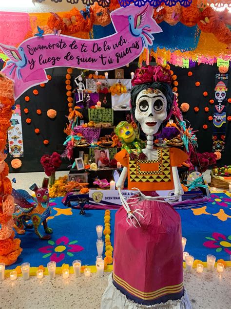 Altar Frida (Maché Frida Coco) | Altares de muertos creativos, Frida ...