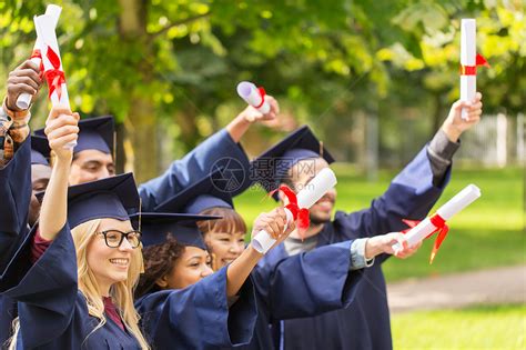 教育毕业人的群快乐的国际学生穿着灰浆板学士服,毕业证书庆祝成功文凭的迫击炮板上快乐的学生高清图片下载-正版图片300119025-摄图网
