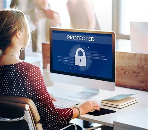Mulher trabalhando em sobreposição gráfica de rede de computadores ...