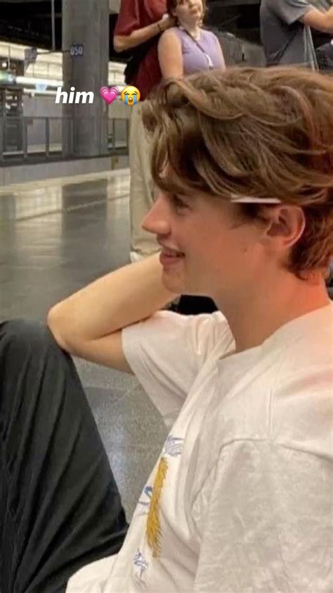 Middle part curtains hairstyle – Artofit