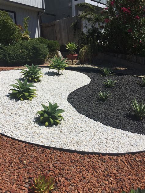 Pin by Cecilia Abarca on jardín | Rock garden design, Rock garden ...