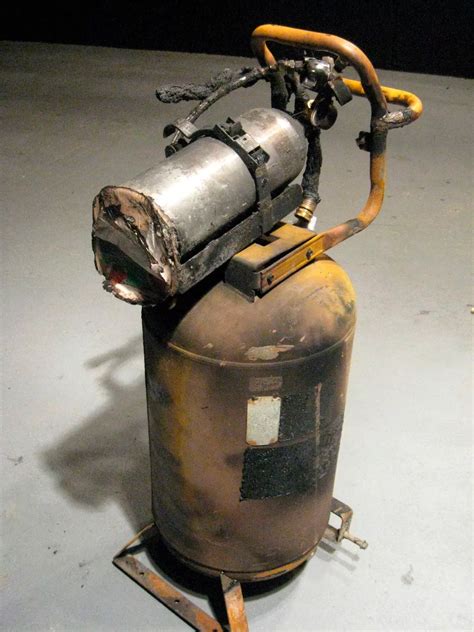 Santa-suit killer armed with flamethrower massacred wife and family on ...