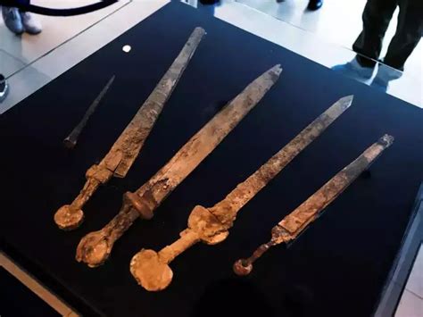 roman: Four Roman-era swords & a javelin unearthed in a cave in Israel ...