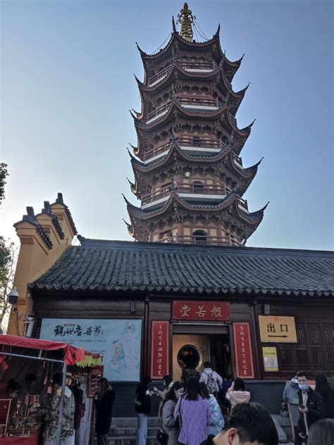 南京鸡鸣寺，感觉真的很棒，还有明城墙，落日余晖下的城墙上欣赏着历史沧桑的金陵城