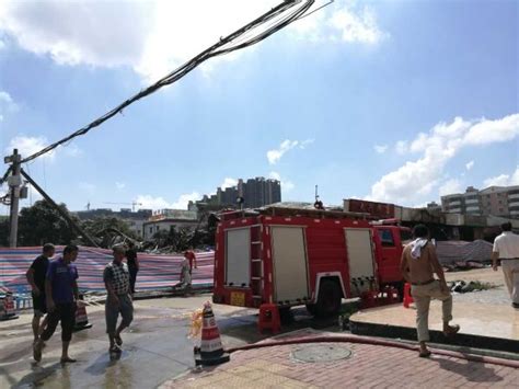 图文：消防官兵在救助一名体力不支的灾民_新闻中心_新浪网