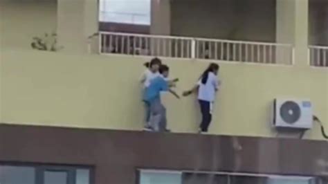 3小孩翻护栏在30层外沿打闹_凤凰网视频_凤凰网
