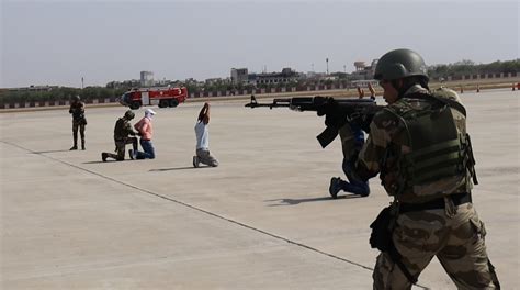 जयपुर एयरपोर्ट पर विमान हाईजैक, ढाका से आई फ्लाइट की सुरक्षा... जयपुर ...