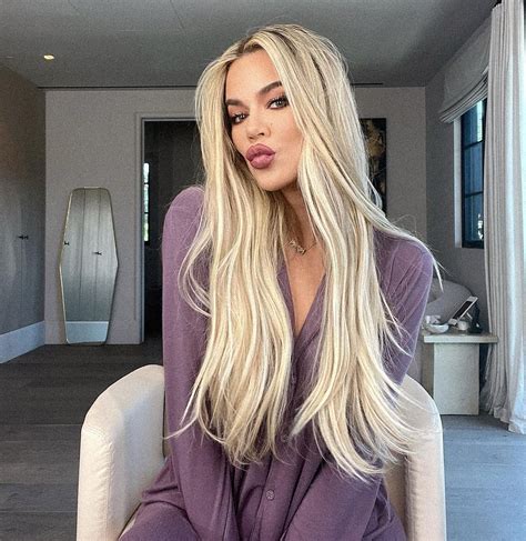 Khloé Kardashian shows off 'magic' new hair color, extensions ahead of Christmas