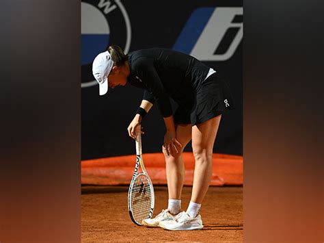 Iga Swiatek provides update after suffering thigh injury in Italian ...