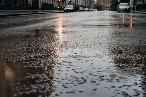 城市雨天沥青路面的水坑高清图片下载-正版图片600184014-摄图网