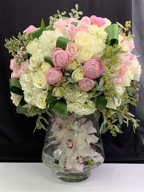 Large modern flower arrangement in Miami , FL | Luxury Flowers Miami